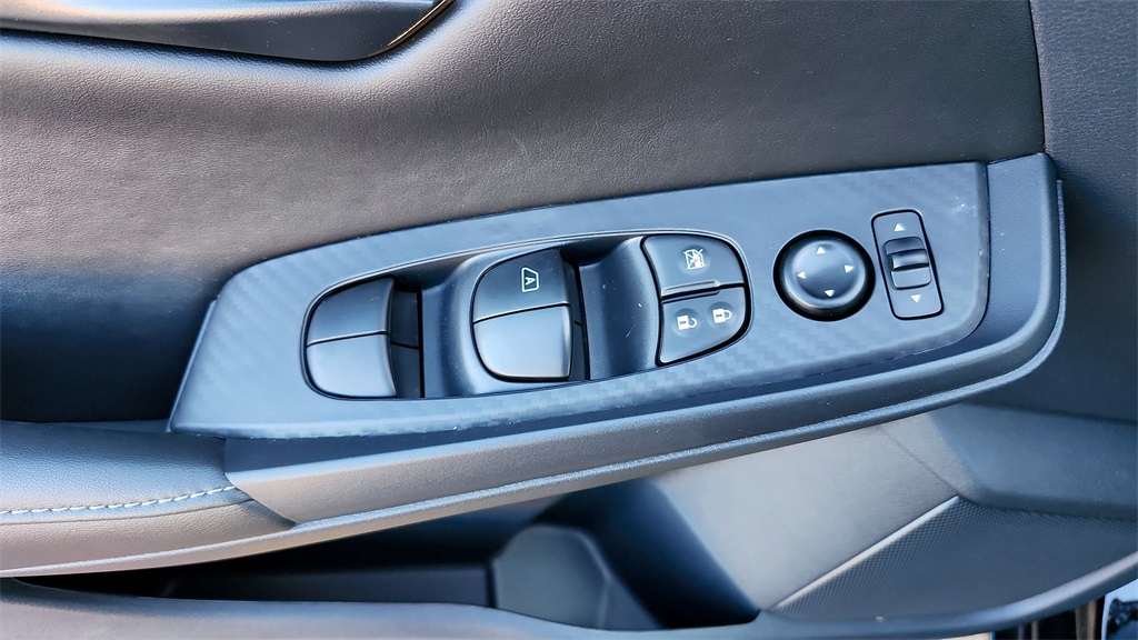 Vehicle image 25 of 38