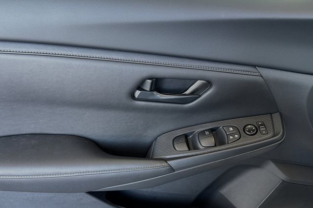 Vehicle image 13 of 17