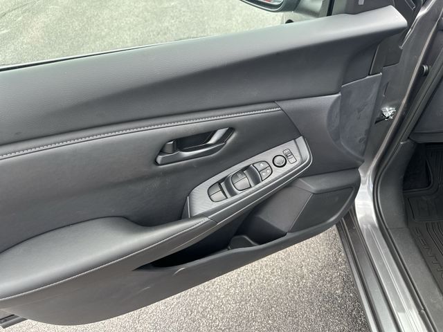 Vehicle image 25 of 35