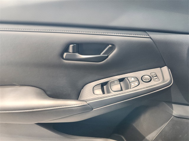 Vehicle image 17 of 22