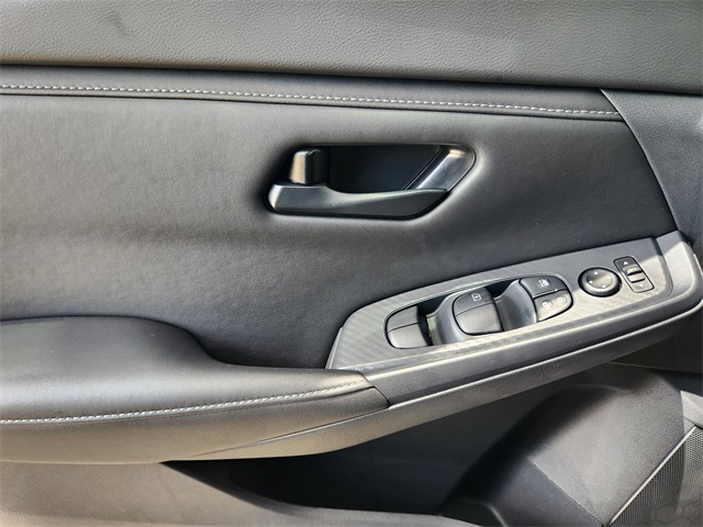 Vehicle image 17 of 22