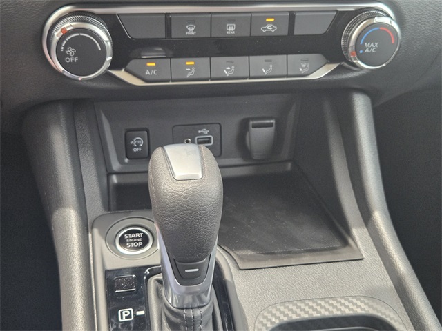 Vehicle image 17 of 21