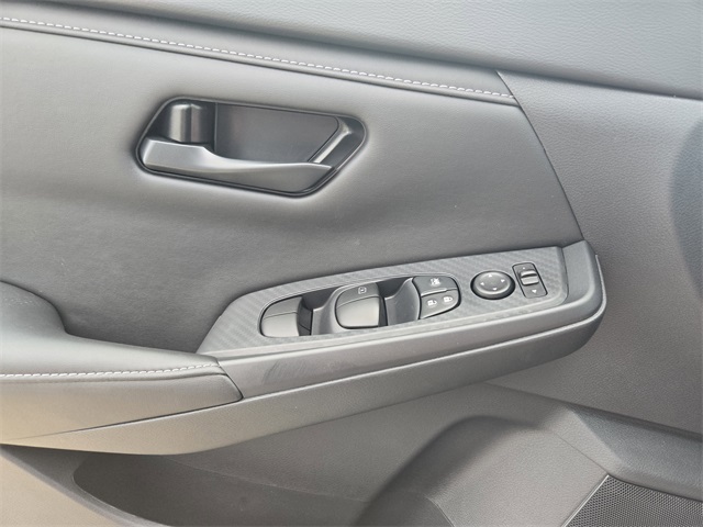 Vehicle image 18 of 21