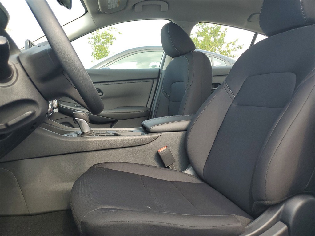 Vehicle image 8 of 11