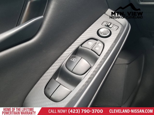 Vehicle image 15 of 18