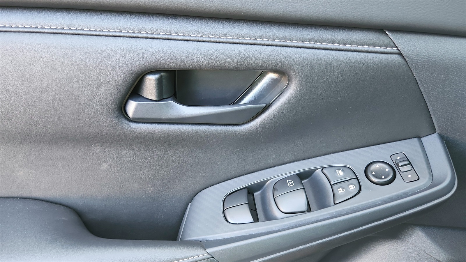 Vehicle image 13 of 21