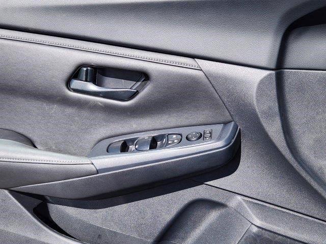 Vehicle image 15 of 22