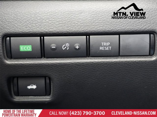 Vehicle image 11 of 16