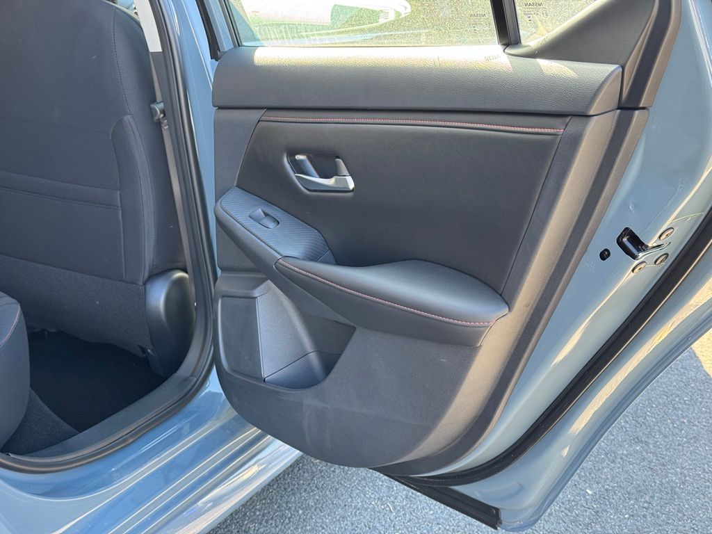 Vehicle image 21 of 24