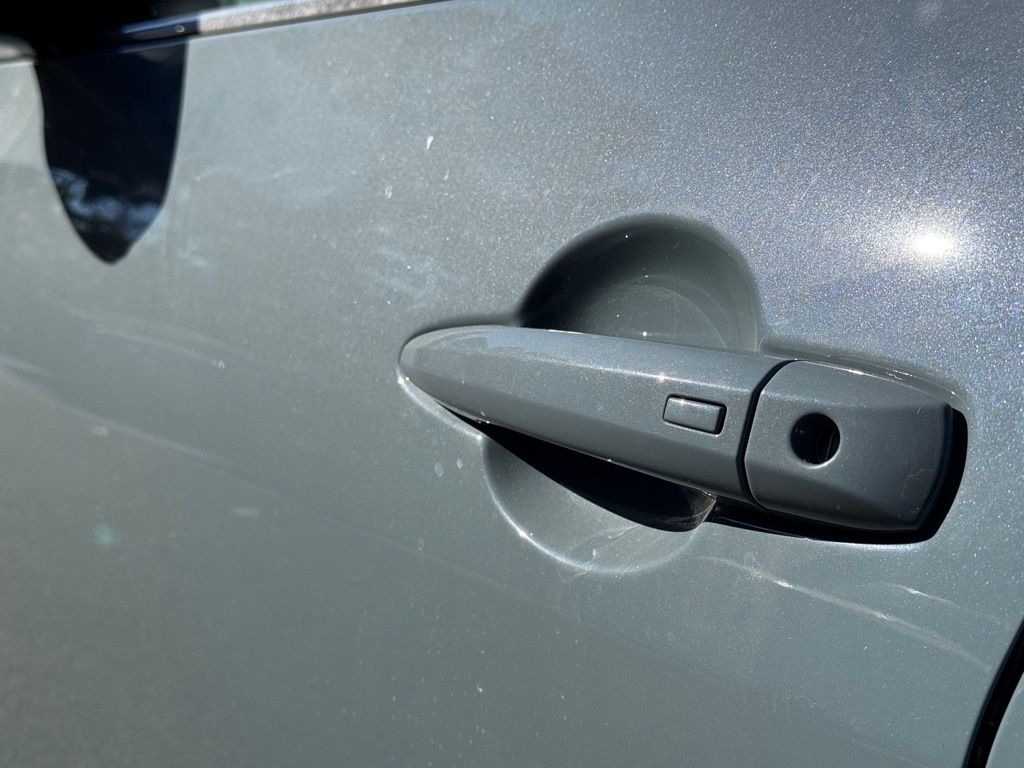 Vehicle image 8 of 24