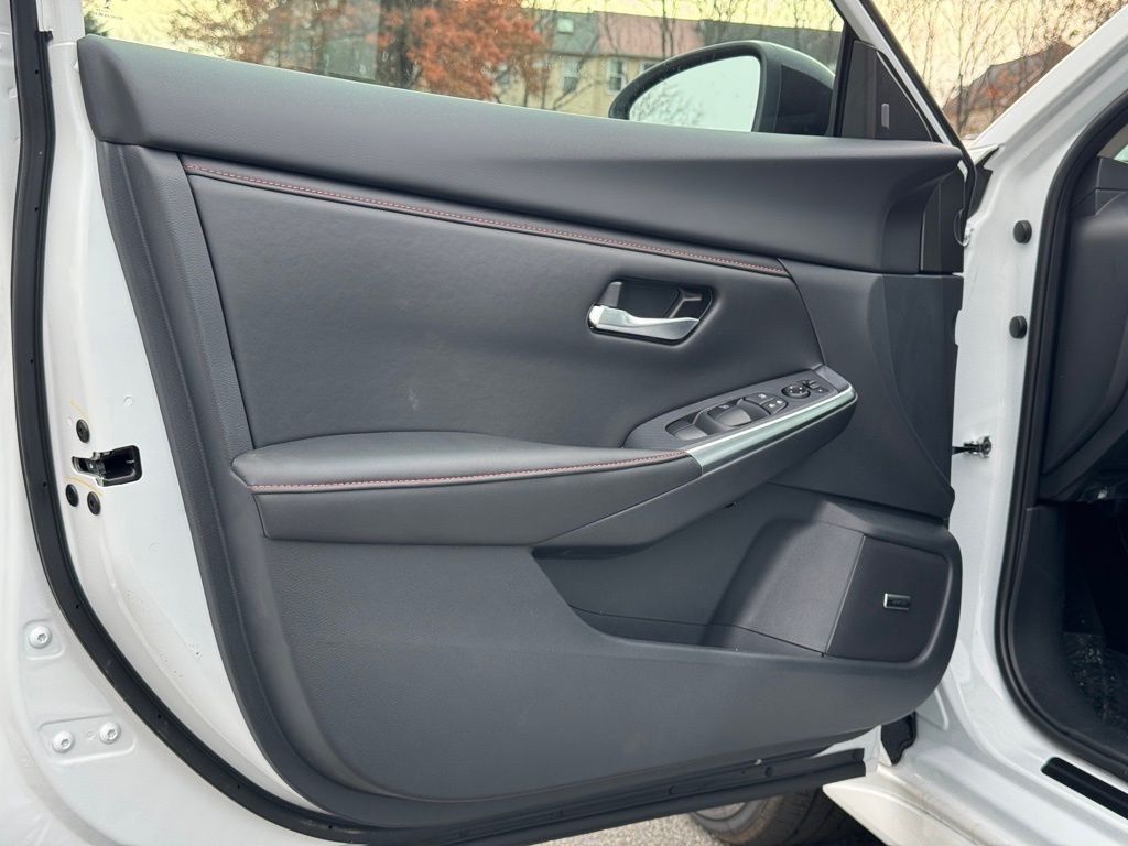 Vehicle image 23 of 26