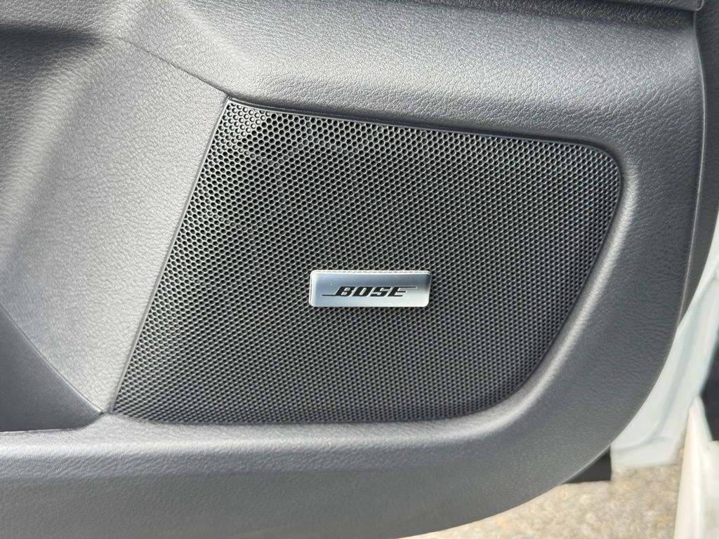 Vehicle image 17 of 26
