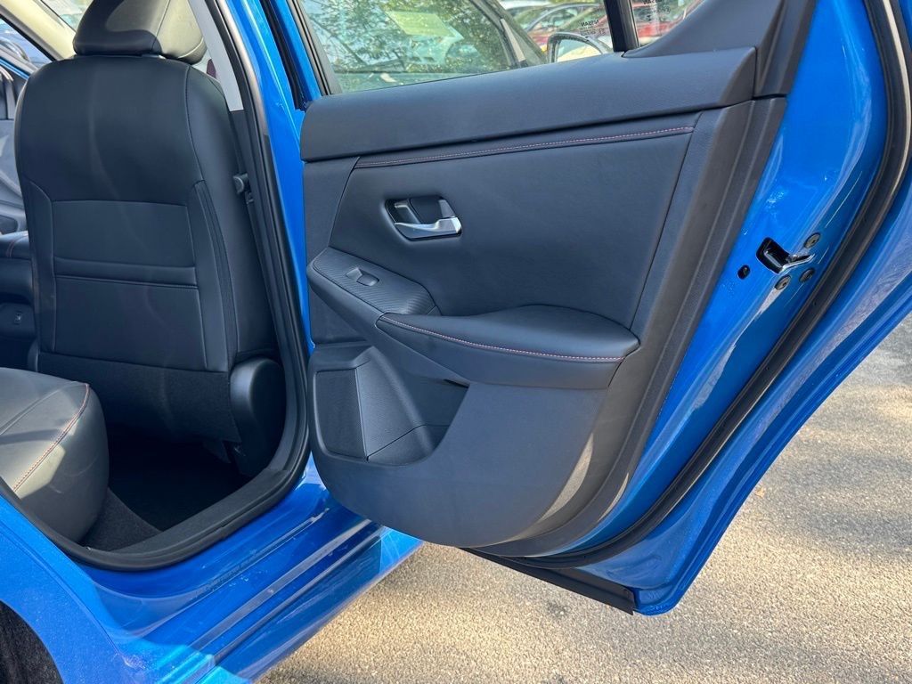 Vehicle image 21 of 23