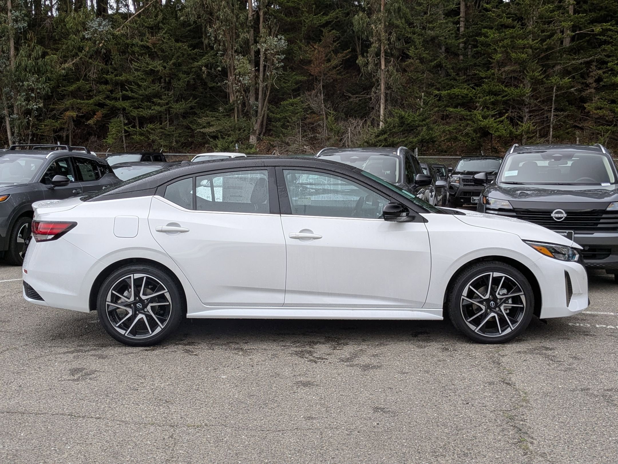 2025 Nissan Sentra SR Image 4 of 27