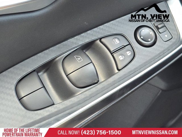 Vehicle image 12 of 18