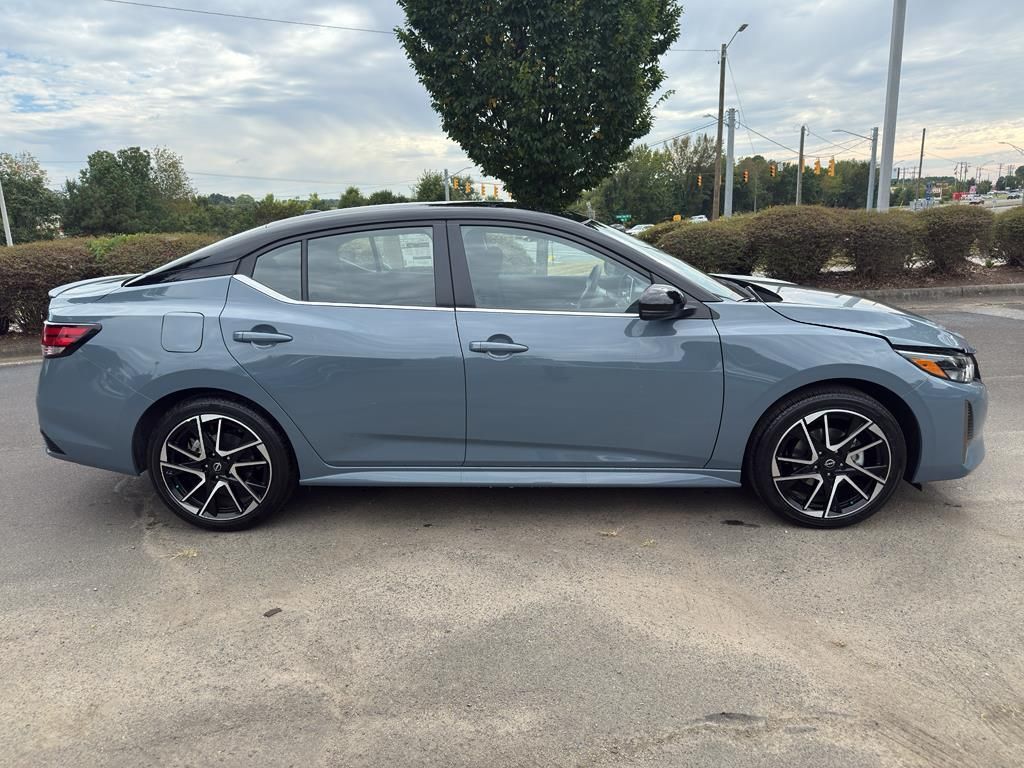 2025 Nissan Sentra SR Image 4 of 31