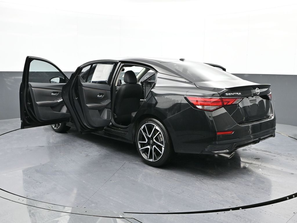 Vehicle image 21 of 32