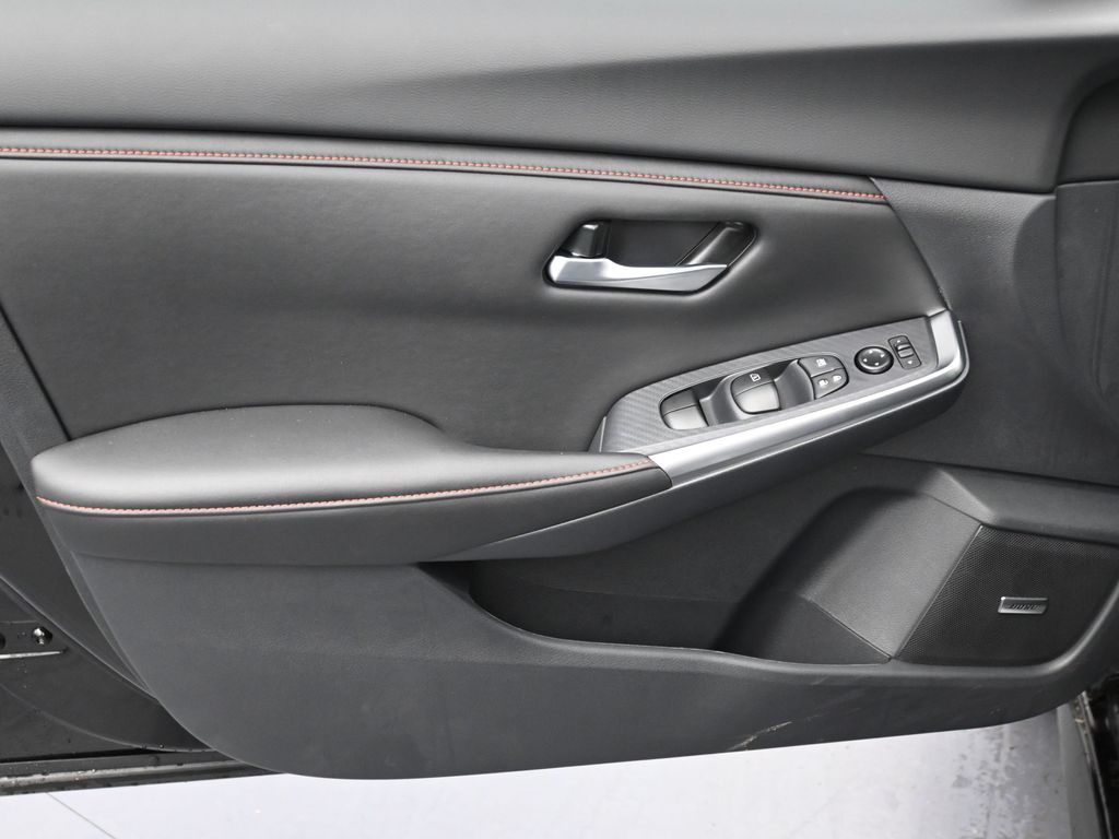 Vehicle image 29 of 32