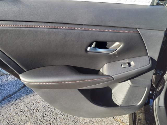 Vehicle image 8 of 14