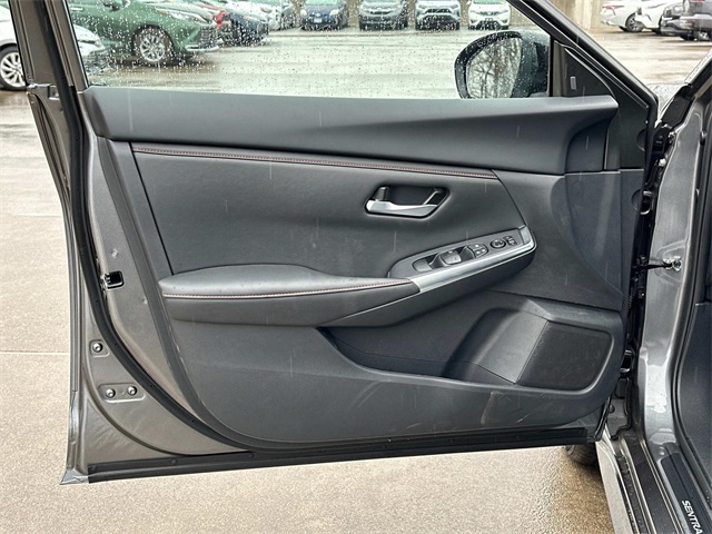 Vehicle image 14 of 18
