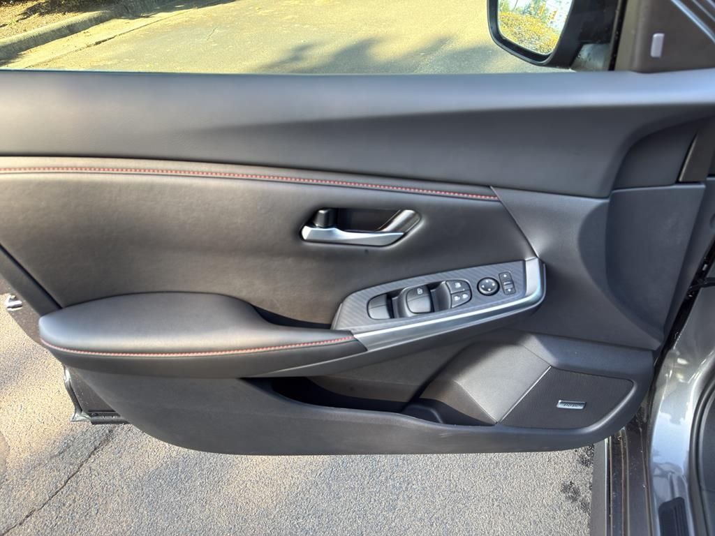 2025 Nissan Sentra SR Image 18 of 32