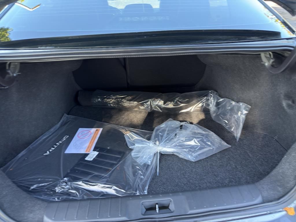 2025 Nissan Sentra SR Image 11 of 32