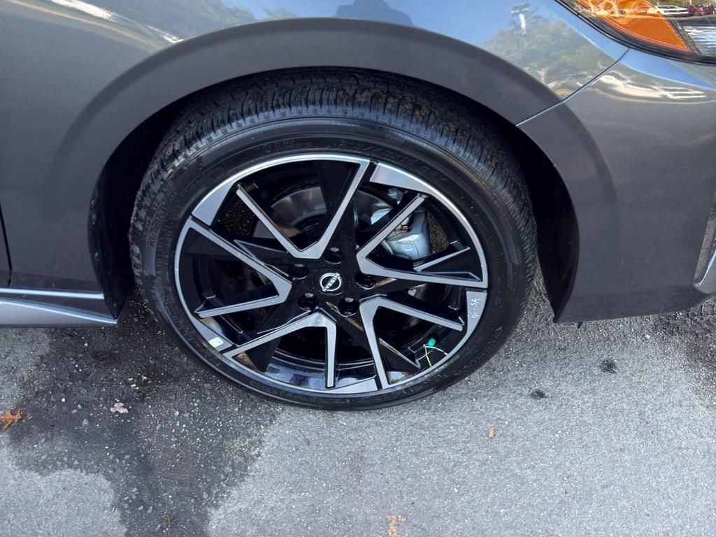 2025 Nissan Sentra SR Image 10 of 32