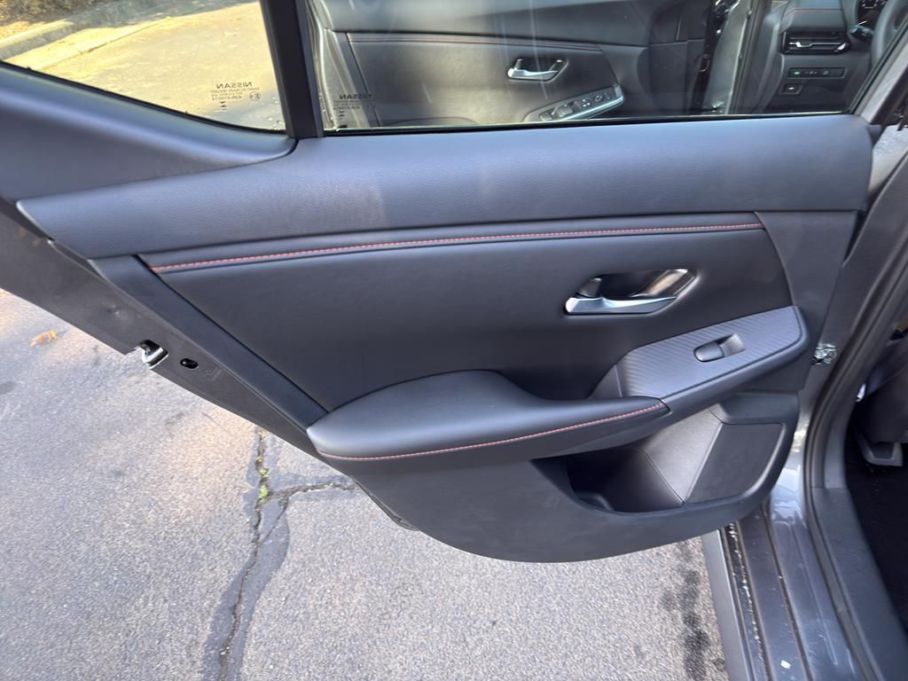 2025 Nissan Sentra SR Image 19 of 32