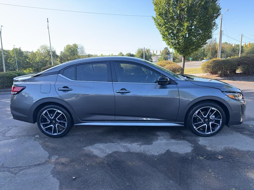 2025 Nissan Sentra SR Image 4 of 32