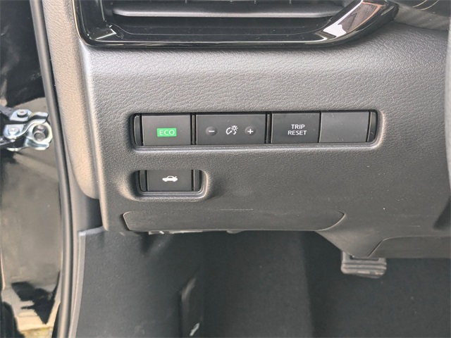 Vehicle image 25 of 28