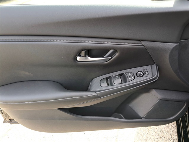 Vehicle image 24 of 28