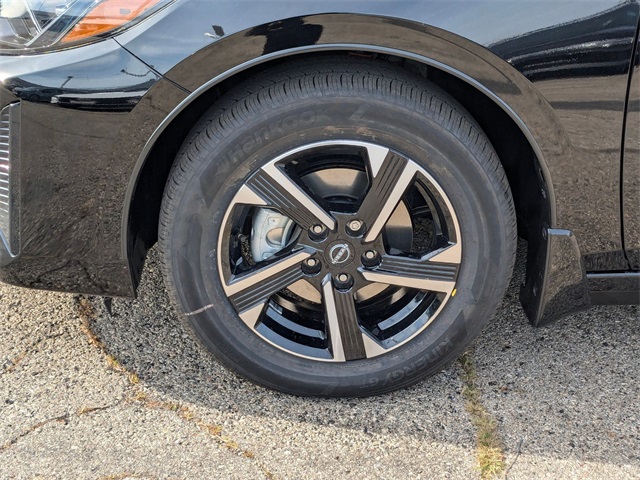 Vehicle image 10 of 28