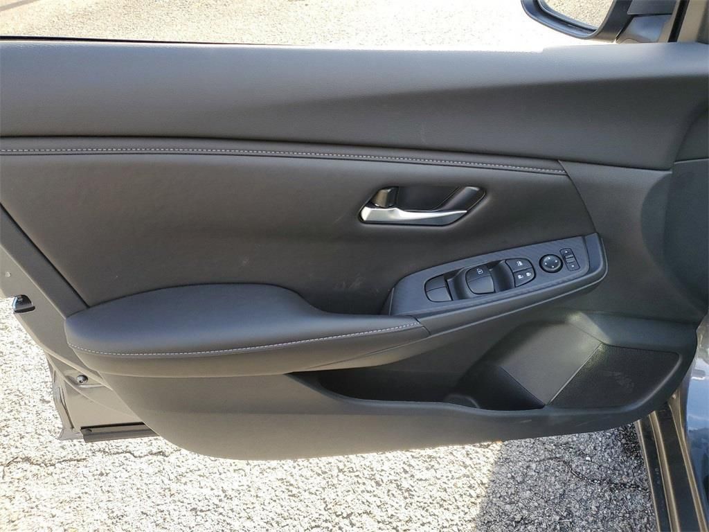 Vehicle image 8 of 9