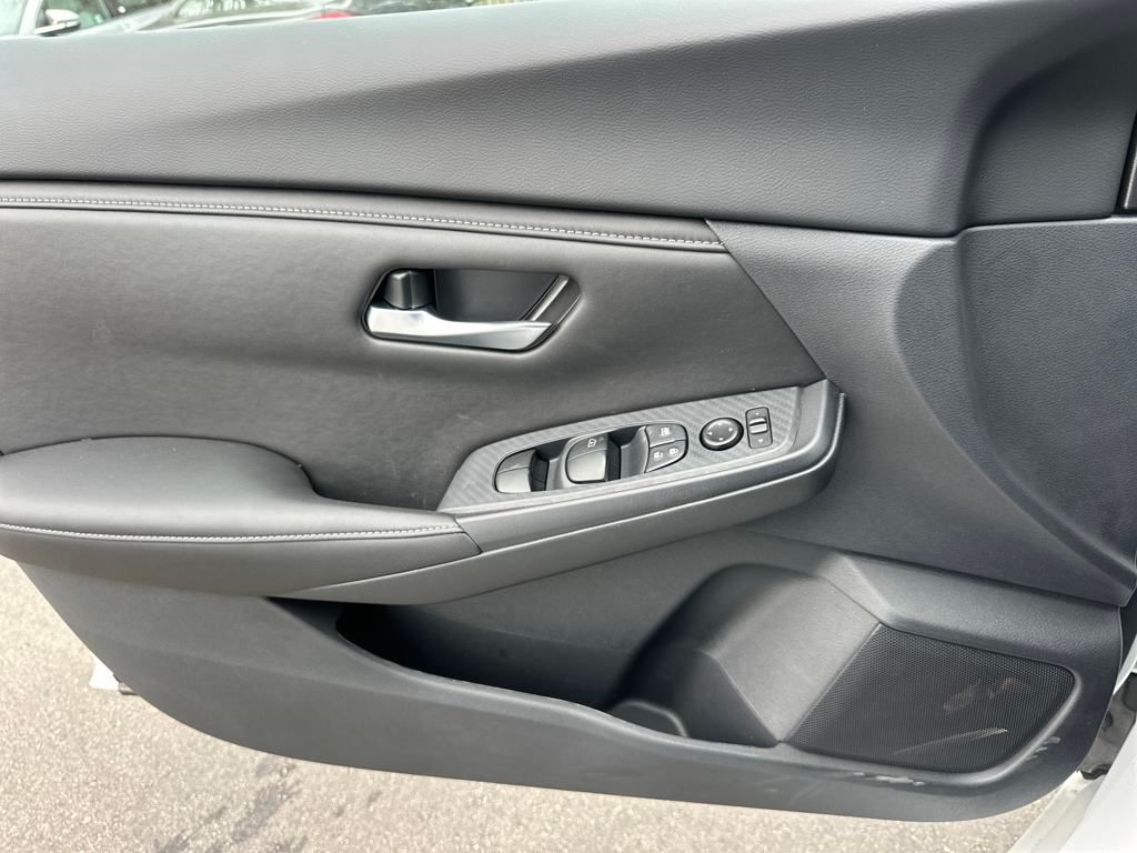 Vehicle image 10 of 33