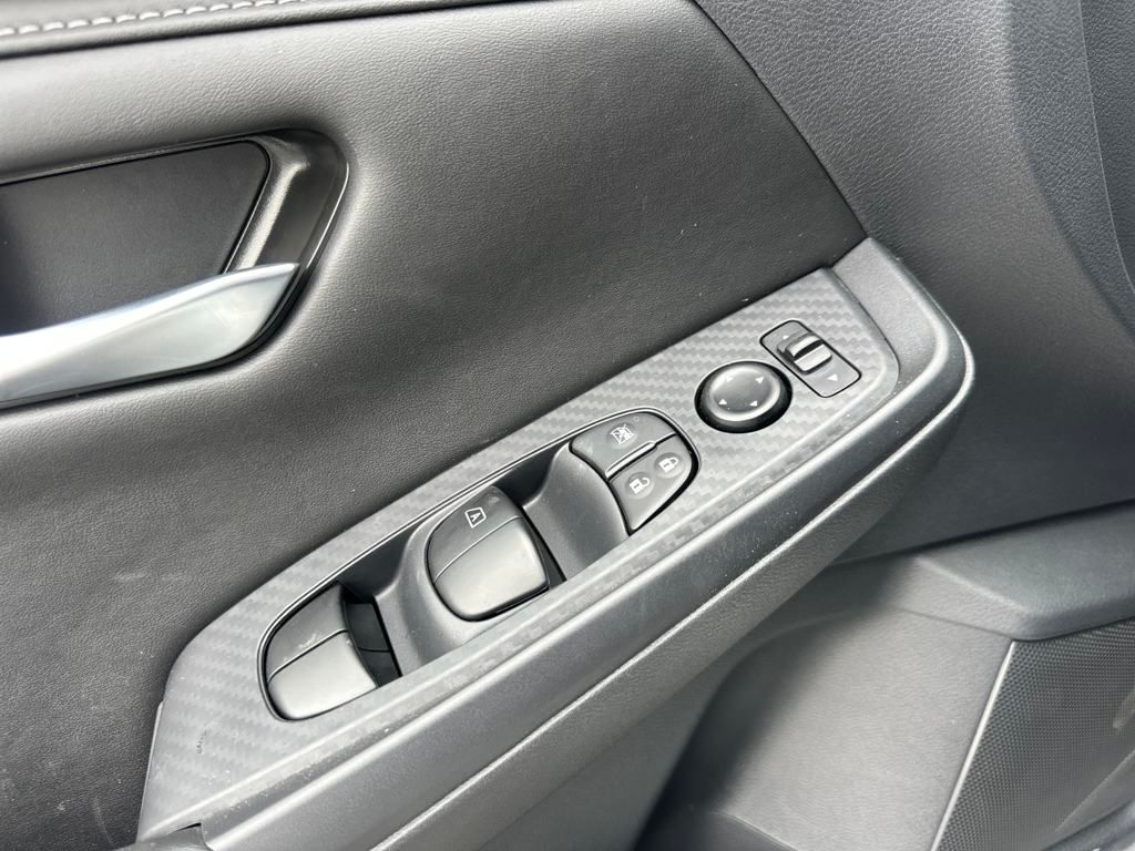 Vehicle image 11 of 33