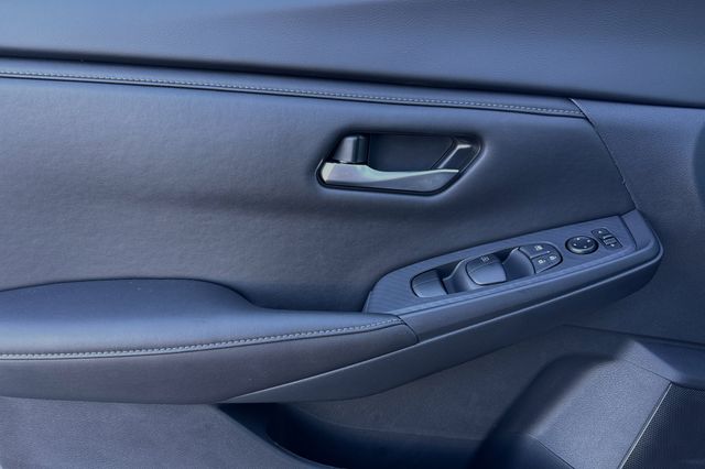 Vehicle image 17 of 20
