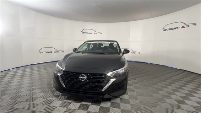 2025 Nissan Sentra SV Image 2 of 25