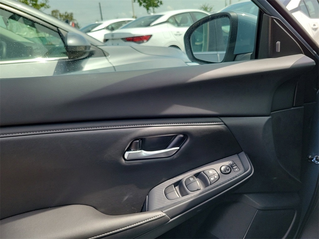 Vehicle image 7 of 10