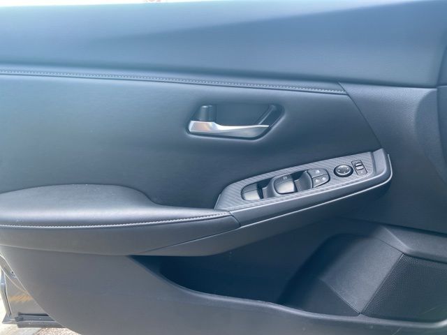 Vehicle image 18 of 23