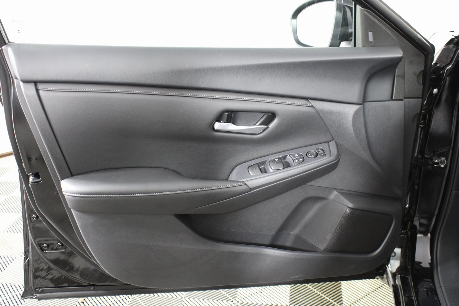 Vehicle image 18 of 23