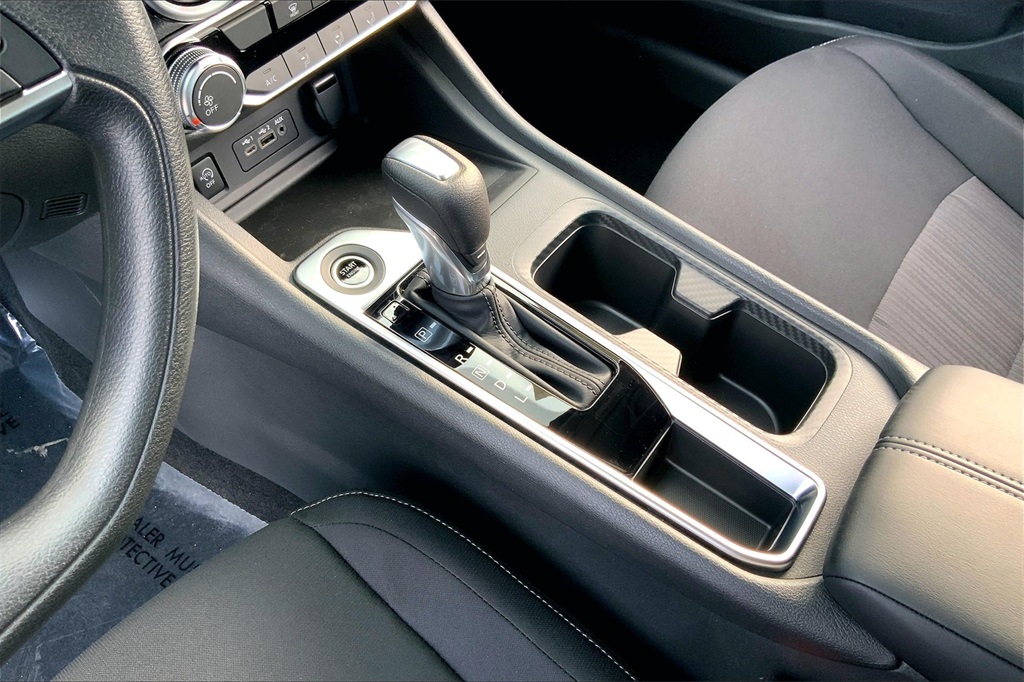 2025 Nissan Sentra SV Image 12 of 14