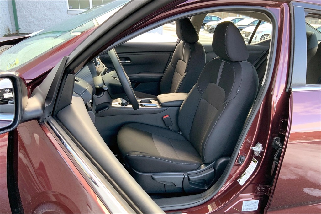 2025 Nissan Sentra SV Image 7 of 14