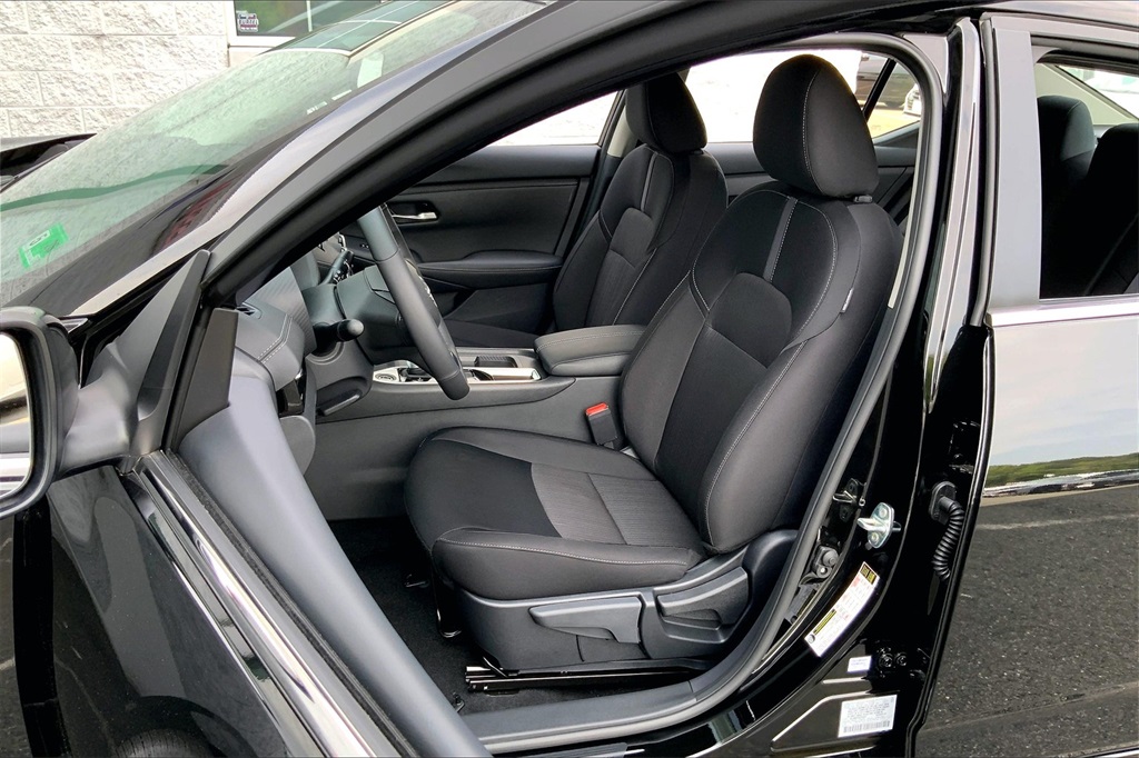 2025 Nissan Sentra SV Image 7 of 14