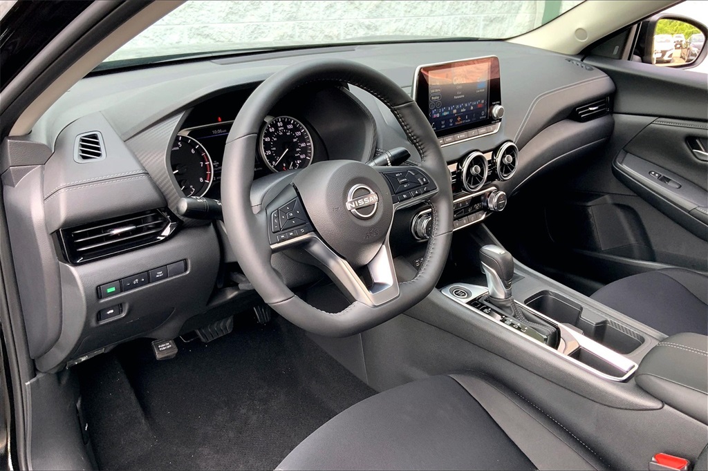 2025 Nissan Sentra SV Image 9 of 14