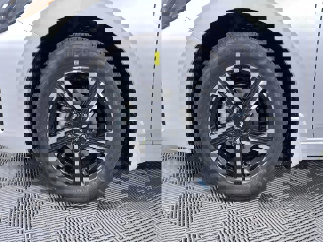 Vehicle image 25 of 27