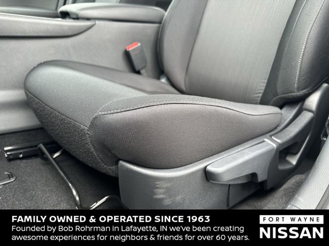 Vehicle image 33 of 37