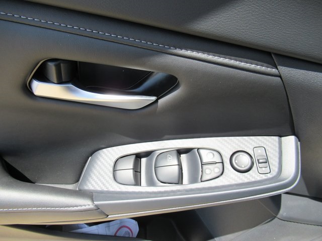 Vehicle image 13 of 19