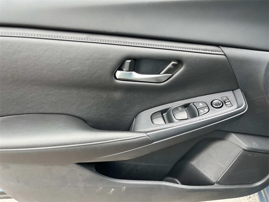 Vehicle image 18 of 26
