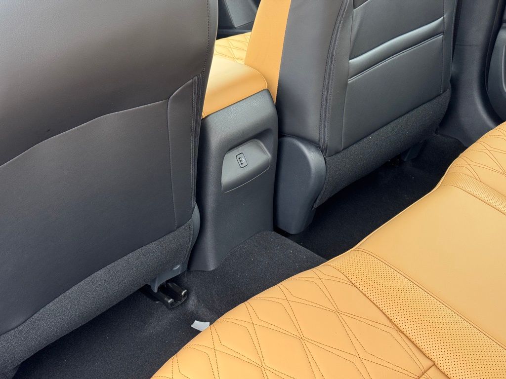 Vehicle image 21 of 27
