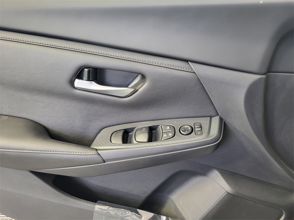 Vehicle image 17 of 24
